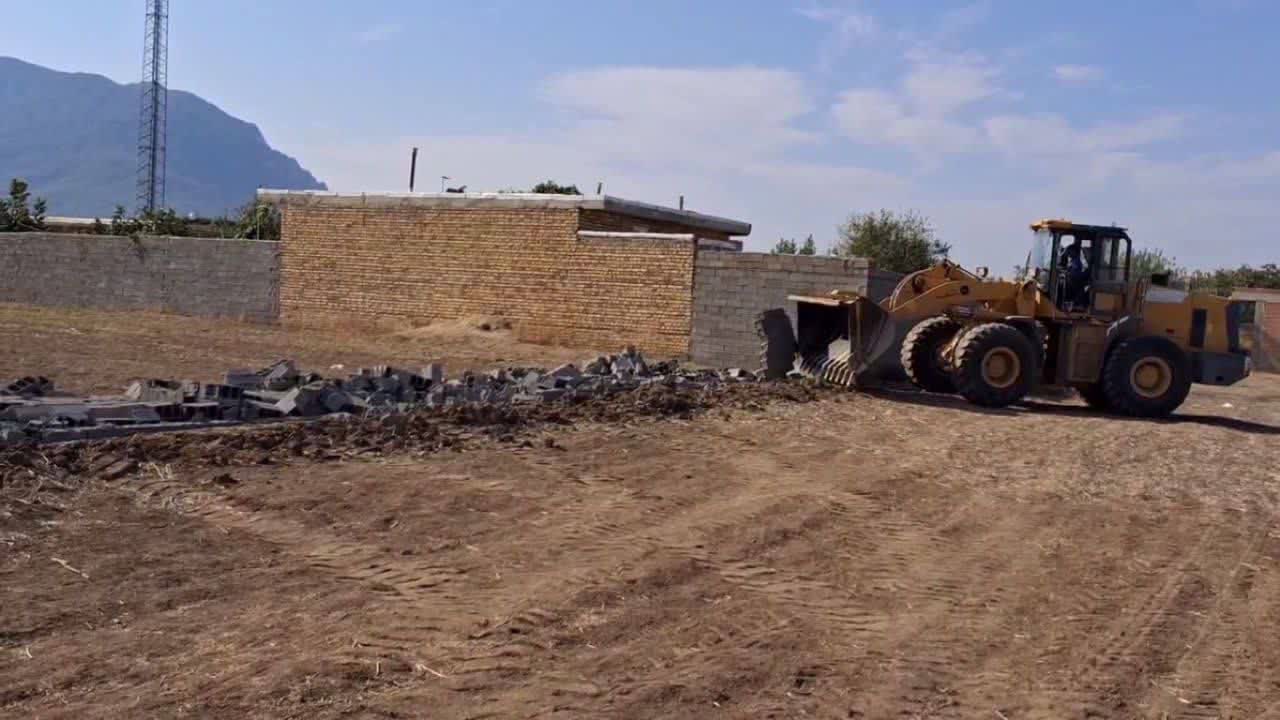 تخریب بناهای غیرمجاز در اراضی کشاورزی کلاله