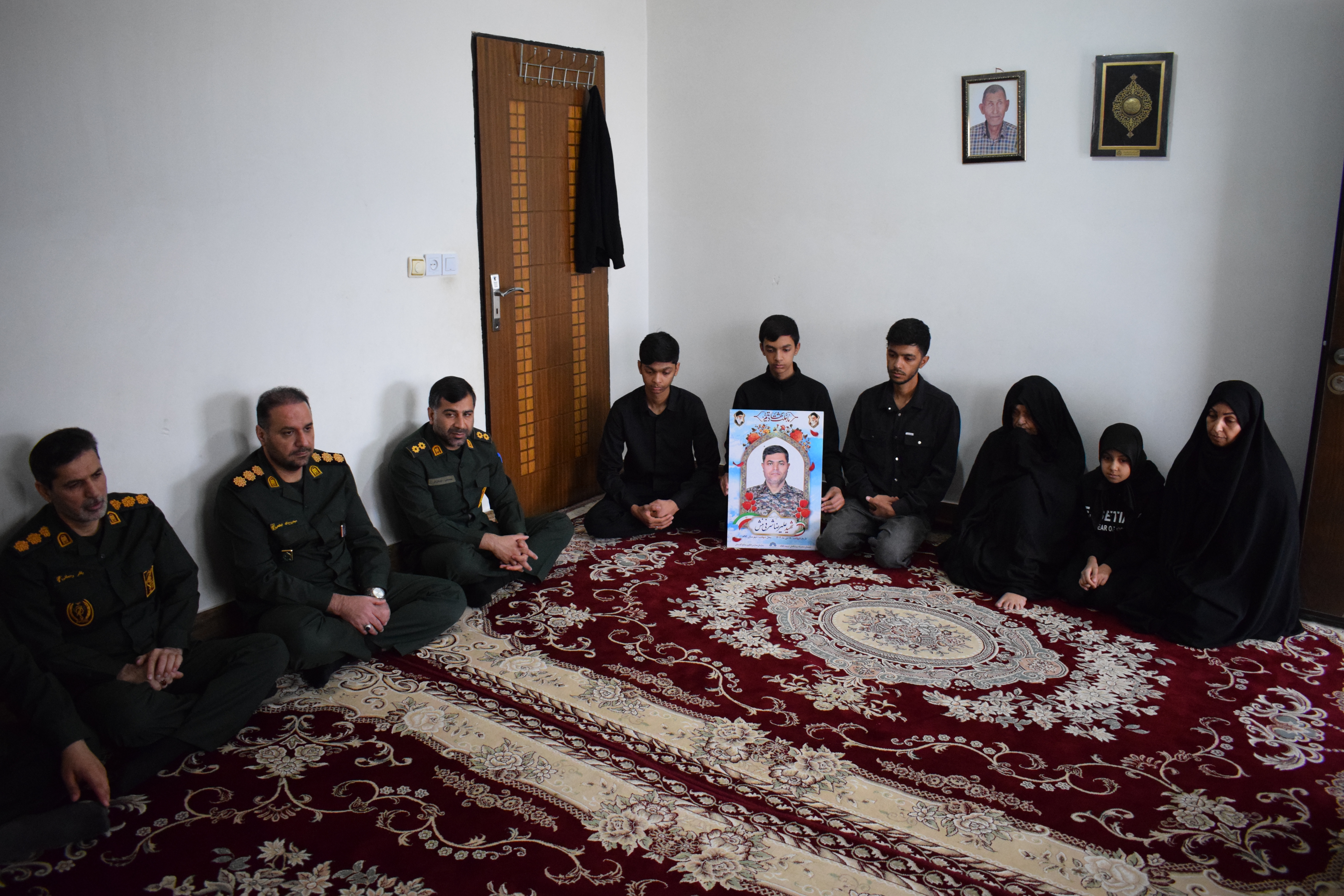 دیدار معاون هماهنگ کننده سپاه با خانواده شهید امنیت