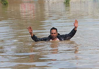 تصاویر/ محله کوی پلیس گنبدکاووس همچنان گرفتار آبگرفتگی