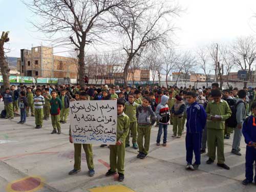 عکس/ همدردی دانش آموزان کلاله با خانواده های حادثه کشتی سانچی