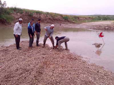 دست و پنجه نرم کردن مردم چندین روستای کلاله با پل صوفی شیخ داز+ فیلم و تصاویر