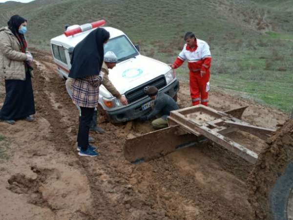 نجات مادر باردار و فرزندش در بدترین شرایط آب و هوایی و جاده ای+ تصاویر