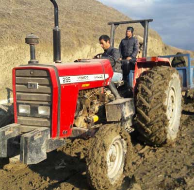 قویجق، روستایی که مادران باردار با تراکتور جابجا می شوند+تصاویر